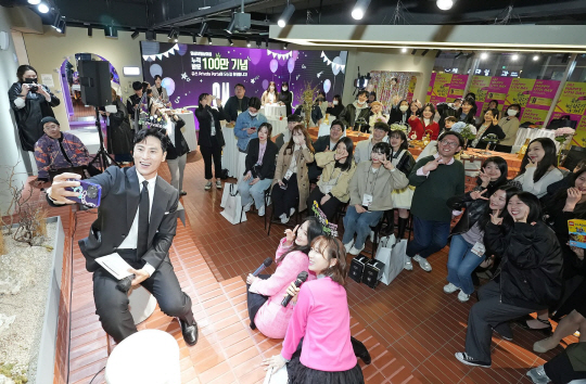 LG유플러스가 지난 27일 서울 강남구 역삼동의 복합문화공간 ‘일상비일상의틈byU+’에서 누적 방문자 100만 명 돌파를 기념하는 유쓰 프라이빗 파티(Uth Private Party)를 열었다고 28일 밝혔다. LG유플러스 제공