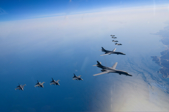 한·미 공군이 지난 19일 한반도 상공에서 한국 측 F-35A 전투기와 미국 공군 B-1B 전략폭격기 및 F-16 전투기가 참여한 가운데 연합공중훈련을 실시하고 있다. 국방부 제공