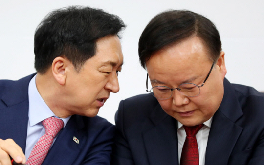 김기현 국민의힘 대표와 김재원 최고위원이 지난 20일 국회에서 열린 최고위원회의에서 대화를 나누고 있다. 뉴시스