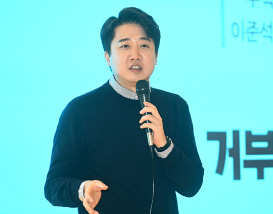 이준석 전 국민의힘 대표가 19일 오후 경기도 성남시 분당구 한 카페에서 열린 저서 ‘이준석의 거부할 수 없는 미래’ 독자와의 만남에서 강연을 하고 있다. 뉴시스