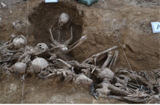 좁은 방공호에 무릎이 굽혀진 채 매장된 유해. 진실화해위.