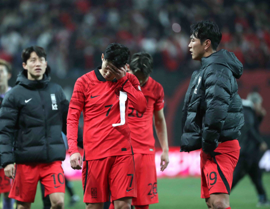 손흥민(가운데)이 28일 서울월드컵경기장에서 열린 우루과이와 평가전에서 패한 후 아쉬움에 고개를 숙이고 있다. 뉴시스