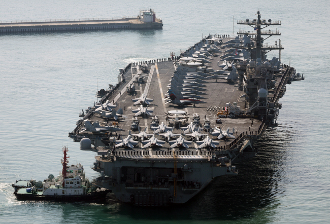 미국 핵추진 항공모함 니미츠호(CVN-68)가 28일 오전 부산작전기지로 입항하고 있다. 니미츠호를 포함한 미 제11항모강습단은 전날 제주 남방 공해상에서 해군과 연합해상훈련을 펼쳤다. 연합뉴스