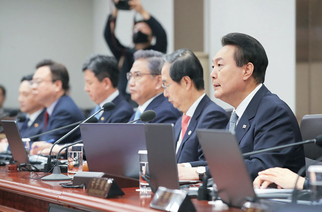 윤석열 대통령이 28일 오전 용산 대통령실에서 주재한 국무회의에 참석해 건전재정 기조의 중요성을 강조하고 있다.  연합뉴스