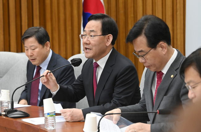 주호영(왼쪽 두 번째) 국민의힘 원내대표가 28일 오전 국회에서 열린 원내대책회의에 참석해 북핵대응과 관련한 전술핵의 필요성을 언급하고 있다. 왼쪽부터 이철규 사무총장, 주 원내대표, 송언석 원내수석부대표. 김동훈 기자