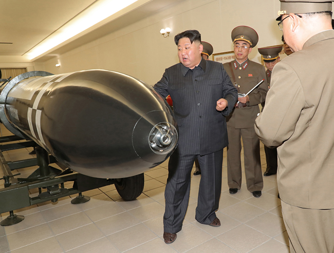 김정은 북한 국무위원장은 “핵무기연구소로부터 핵무기발전방향과 전략적방침에 따라 공화국핵무력을 질량적으로 강화하기 위한 최근 년간의 사업정형과 생산실태”에 대해 보고받았다고 조선중앙통신이 28일 보도했다. 연합뉴스