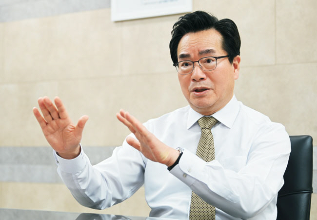 정황근 농림축산식품부 장관이 16일 서울 여의도 국회의사당 인근 잠사회관에서 농업은 미래산업이란 점을 강조하며 스마트팜과 디지털농업 지원, 유통시스템의 변화, 농촌 구조개혁 등에 대해 설명하고 있다. 김동훈 기자