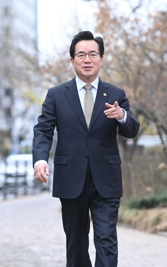 정황근 농림축산식품부 장관이 지난 16일 서울 국회의사당 인근에서 국회 일정 도중 인터뷰를 위해 잠사회관 앞으로 걸어 나오고 있다. 정 장관은 더불어민주당이 밀어붙이는 양곡관리법 개정안은 농업의 미래를 가로막는 악법으로 국회 본회의 통과 시 대통령에게 거부권 행사를 제안하겠다는 뜻을 내비쳤다. 김동훈 기자