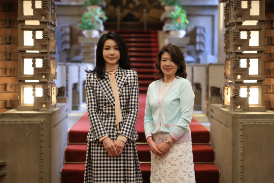 윤석열 대통령의 배우자 김건희(사진 왼쪽) 여사와 기시다 후미오 일본 총리의 아내 유코 여사. 연합뉴스