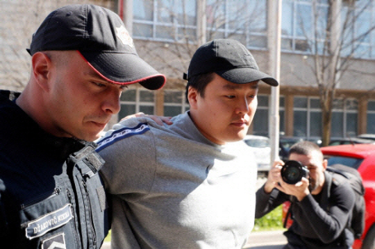 몬테네그로 당국에 검거된 권도형 테라폼랩스 대표가 24일(현지시간) 수도 포드고리차 법원에 출두하고 있다. 로이터·연합뉴스