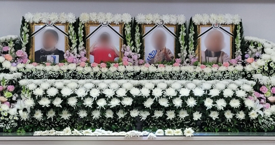 29일 경기 안산시의 한 장례식장에 지난 27일 빌라주택 화재로 숨진 나이지리아 국적 네 남매의 빈소가 차려져 있다. 연합뉴스