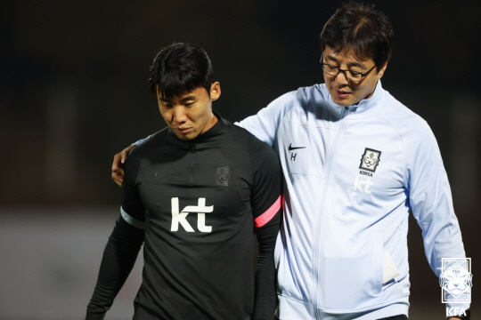 홍시후(왼쪽)와 황선홍 감독. 대한축구협회 제공