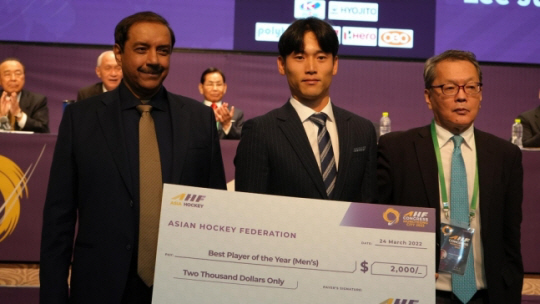 이정준(가운데)과 이크람 FIH 회장(왼쪽), 후미오 AHF 회장. AHF SNS.