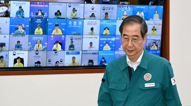 한덕수 국무총리가 29일 오전 코로나19 중앙재난안전대책본부(중대본) 회의장에 들어서고 있다. 문호남 기자