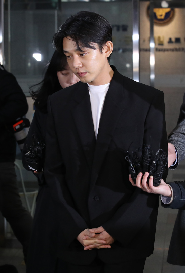 [서울=뉴시스]  마약 투약 혐의를 받는 배우 유아인(37·본명 엄홍식)이 27일 서울 마포구 서울경찰청 마약범죄수사대에서 마약류 관리법 위반 혐의로 조사를 마친 뒤 귀가하고 있다. 2023.03.27.