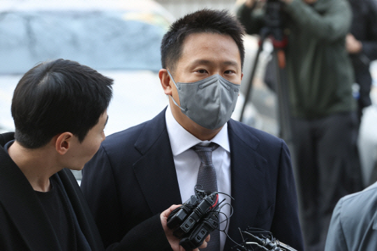 30일 오전 테라·루나 공동창립자 신현성 전 차이코퍼레이션 대표가 구속 전 피의자 심문을 받기 위해 서울남부지법에 출석하고 있다. 연합뉴스