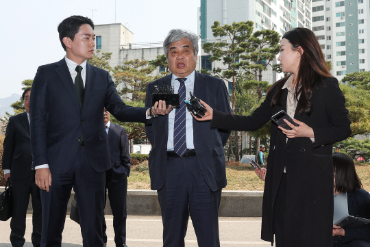 한상혁 방송통신위원장이 29일 오후 구속 전 피의자 심문(영장실질심사)에 출석하기 앞서 서울북부지방검찰청 청사로 들어가며 취재진 질문에 답하고 있다. 연합뉴스