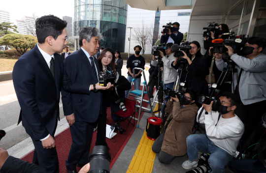 ‘TV조선 재승인 심사 점수 조작 관여 의혹‘을 받고 있는 한상혁 방송통신위원장이 지난 29일 오후 서울 도봉구 서울북부지법에서 열린 구속 전 피의자 심문(영장실질심사)에 출석하고 있다.  뉴시스