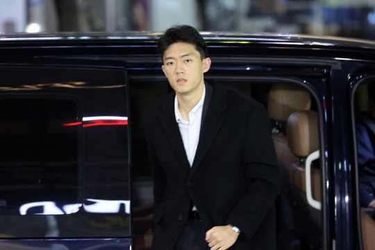 고(故) 전두환 전 대통령의 손자 전우원 씨가 30일 오전 광주 서구 모 호텔 앞에 도착해 차량에서 내리고 있다. 연합뉴스