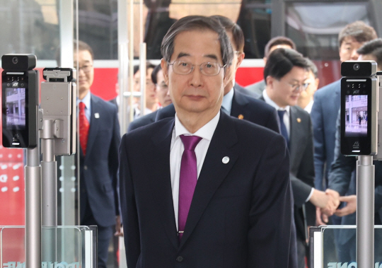 한덕수 국무총리가 30일 오후 강원도 정밀의료산업 규제자유특구에 위치한 더존ICT그룹 강촌캠퍼스를 방문하고 있다.