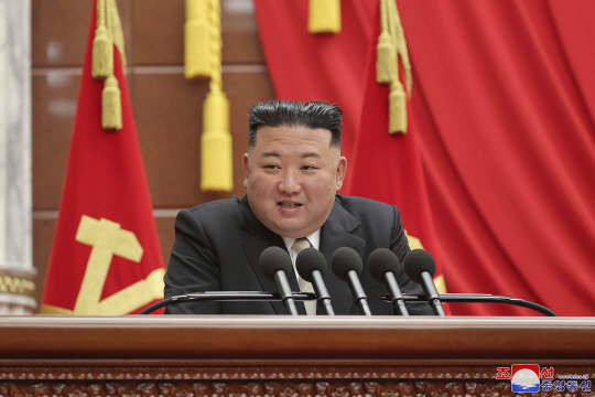 북한 조선중앙통신이 지난달 26일부터 3월 1일 사이에 촬영하고 공개한 김정은 북한 국무위원장 사진. 평양의 노동당 중앙위원회 본부 청사에서 열린 당중앙위원회 제8기 제7차 전원회의 확대회의를 주재하는 모습. 뉴시스