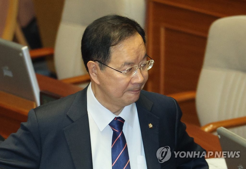 (서울=연합뉴스) 불법 정치자금 수수 등 혐의로 구속영장이 청구된 국민의힘 하영제 의원이 30일 오후 국회에서 열린 본회의에 참석하고 있다. 2023.3.30