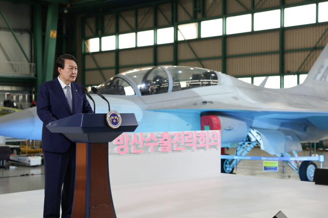 윤석열 대통령이 지난해 11월 24일 경남 사천시 한국항공우주산업(KAI)을 방문, FA-50 앞에서 K-방산 도약을 격려하고 있다. KAI 제공