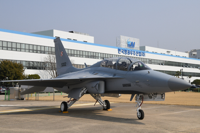 한국항공우주산업(KAI)이 개발한 국산 초음속 경전투기 FA-50. 앞으로 단좌기(1인승) F-50을 개발해 미국 시장 등에 도전한다. KAI 제공