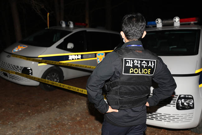 서울 강남구 주택가에서 여성을 납치 후 살해하고 유기한 혐의를 받는 30대 남성들이 긴급 체포된 가운데, 31일 오후 유기한 시신이 발견된 대전 대덕구 대청호 인근에서 경찰 수사관들이 짐을 싣고 있다. 연합뉴스