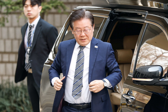 공직선거법상 허위사실 공표 혐의를 받고 있는 이재명 더불어민주당 대표가 지난 31일 서울 서초구 서울중앙지방법원에서 열린 공판에 출석하고 있다. 박윤슬 기자