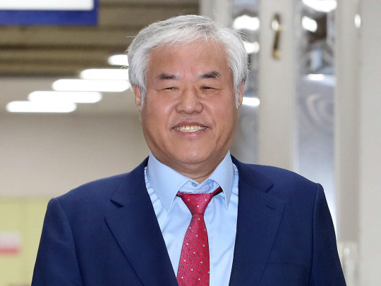 공직선거법 위반 혐의로 기소된 전광훈 사랑제일교회 목사가 지난달 7일 오전 서울 서초구 서울중앙지방법원에 출석하고 있다. 사진공동취재단, 뉴시스