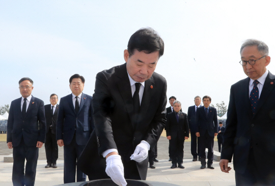 김진표 국회의장이 1일 제주시 봉개동 4·3평화공원을 찾아 참배하고 있다. 연합뉴스