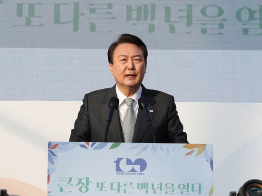 윤석열 대통령이 1일 대구 서문시장에서 열린 ‘서문시장 100주년 기념식’에서 축사하고 있다. 뉴시스