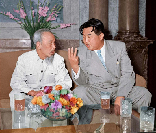 1958년 11월 호치민 베트남 주석과 만난 김 주석. 북한 대외용 화보 ‘조선’ 4월호 캡처. 연합뉴스