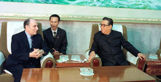 1981년 2월 프랑수아 미테랑 당시 프랑스사회당 당수와 만난 김 주석. 북한 대외용 화보 ‘조선’ 4월호 캡처.연합뉴스