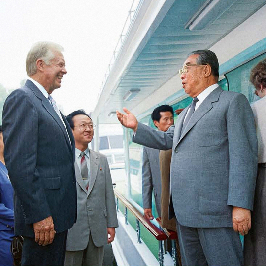 1994년 6월 지미 카터 전 미국 대통령과 만난 김 주석.북한 대외용 화보 ‘조선’ 4월호 캡처.연합뉴스