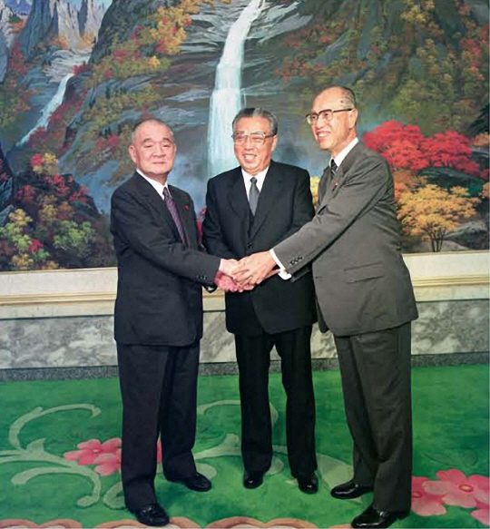 1990년 9월 가네마루 신 전 일본 자민당 부총재, 다나베 마코토 전 일본 사회당(현 사민당) 위원장과 만난 김 주석. 북한 대외용 화보 ‘조선’ 4월호 캡처.연합뉴스