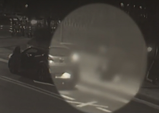 납치 용의자 2명이 지난 29일 오후 11시 46분쯤 서울 역삼동의 한 아파트 단지 입구에서 피해여성 1명을 폭행하며 차량에 태우고 있다. MBC 캡처