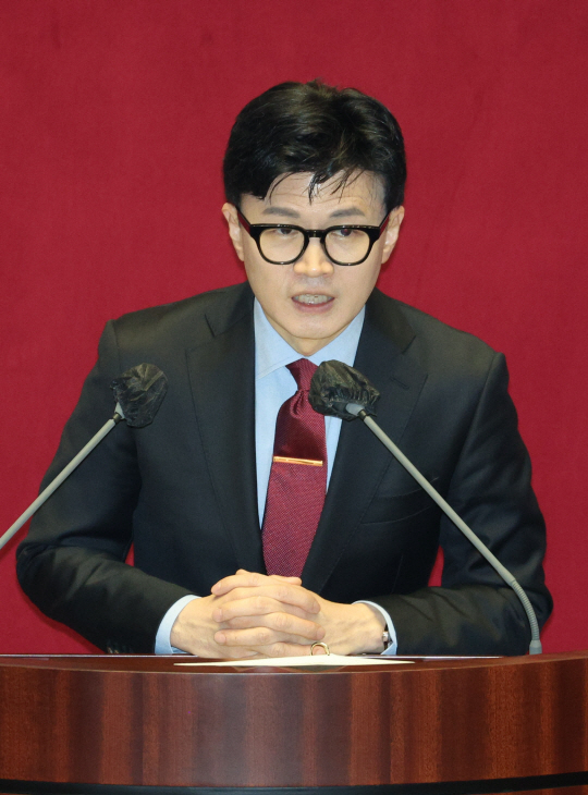 한동훈 법무부 장관이 지난달 30일 오후 국회에서 열린 본회의에서 불법 정치자금 수수 등 혐의로 구속영장이 청구된 국민의힘 하영제 의원에 대한 체포동의요청 이유설명을 하고 있다. 연합뉴스