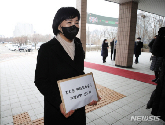 전현희 국민권익위원장이 지난해 12월15일 경기 과천정부청사에서 유병호 사무총장 등 감사원 관계자를 비롯해 권익위 감사 제보자로 알려진 권익위 고위직 A씨를 고위공직자범죄수사처에 고발하기 위해 민원실로 향하고 있다. 뉴시스