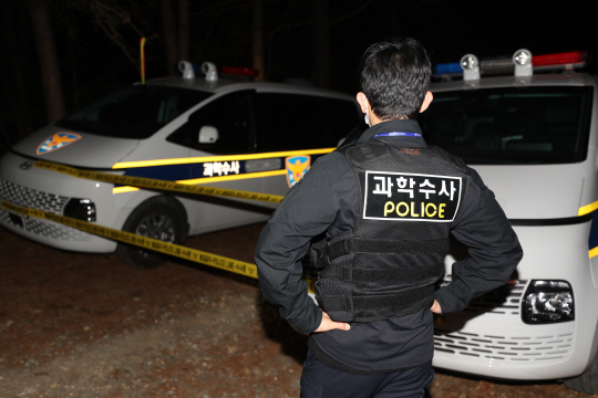여성을 납치 후 살해하고 유기한 혐의를 받는 30대 남성이 긴급 체포된 가운데, 31일 오후 유기한 시신이 발견된 대전 대덕구 대청호 인근에서 경찰 수사관들이 짐을 싣고 있다. 대전=연합뉴스