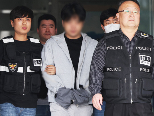 필로폰 투약 혐의로 체포됐다가 구속영장 기각으로 풀려난 지 닷새 만에 또다시 같은 혐의로 경찰에 붙잡힌 남경필 전 경기지사 장남 남모 씨가 1일 오후 구속 전 피의자 심문(영장심사)에 출석하기 위해 경기도 용인동부경찰서에서 나오고 있다. 연합뉴스