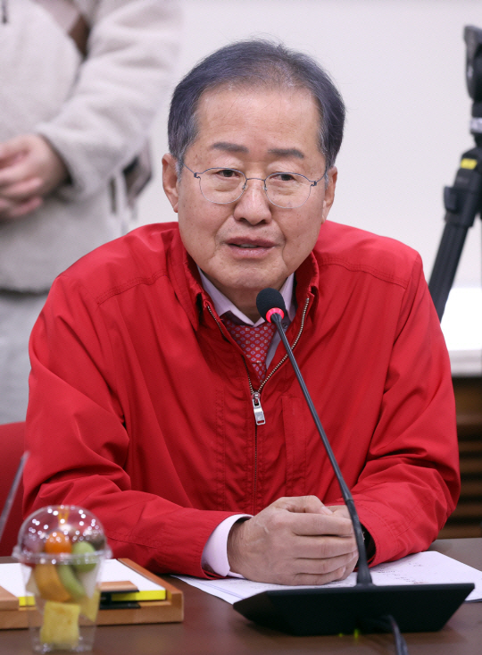 홍준표 대구시장이 지난달 20일 대구시청 산격청사에서 열린 ‘국토교통부-대구광역시 국가산단 및 균형발전 현안 회의’에 참석해 발언하고 있다. 연합뉴스