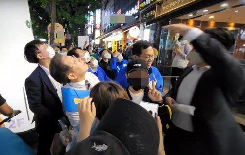 철제그릇 떨어지자 쳐다보는 이재명 더불어민주당 대표. 연합뉴스