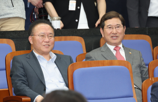 국민의힘 차기 원내대표 선거 출마 의사를 밝힌 윤재옥(왼쪽) 의원과 김학용 의원이 30일 오후 서울 여의도 국회에서 열린 의원총회에서 나란히 앉아 있다. 연합뉴스
