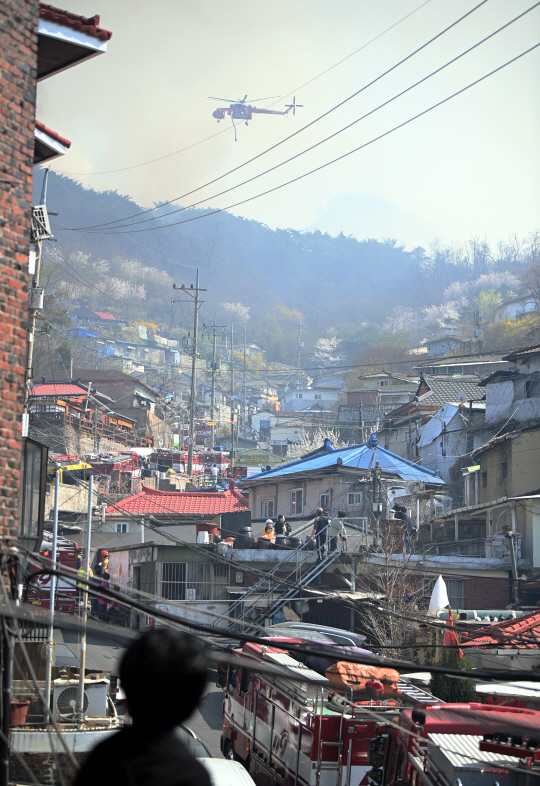 2일 오후 서울 서대문구 홍제동 개미마을에서 인왕산 산불이 번질 것을 대비해 소방차들이 대기하고 있다.박윤슬 기자