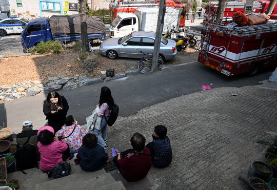 2일 오후 서울 서대문구 홍제동 개미마을 주민들이 인왕산 산불이 번질것을 대비해 집밖으로 대피해 있다.박윤슬 기자