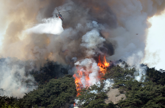 2일 오후 산불이 발생한 서울 종로구 인왕산에서 소방헬기가 진화 작업을 하고 있다.연합뉴스