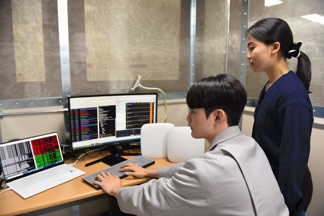 삼성전자 직원들이 ‘이음 5G’ 전용 장비의 성능을 검증하고 있다.  삼성전자 제공