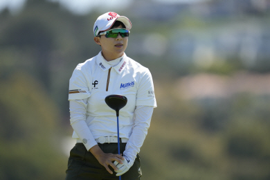 김효주가 3일 오전(한국시간) 미국 캘리포니아주 팔로스 버디스 골프클럽(파71)에서 열린 LPGA투어 디오 임플란트 LA오픈 최종 라운드 4번 홀에서 티샷을 날린 후 공이 향한 곳을 바라보고 있다.  AP 연합뉴스